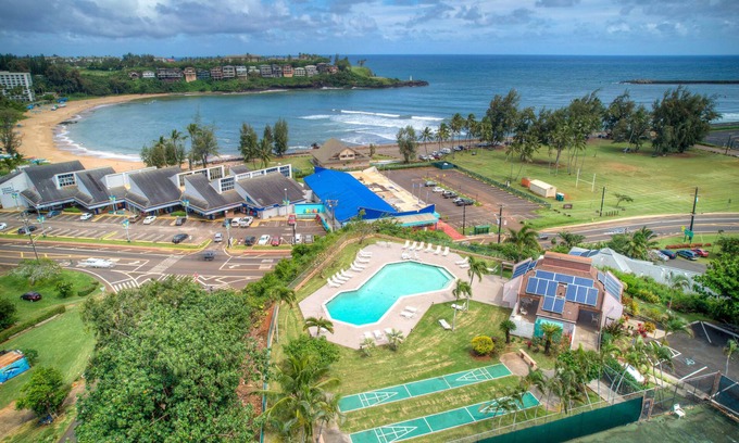 Nawiliwili Copropriété | Banyan Harbor #F71, Walk to Beach, Wifi, AC, Pool, Parking, Laundry
