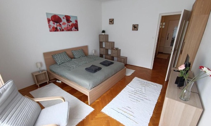 Kelenfold Appartement | Barátságos, csendes, napfényes lakás.