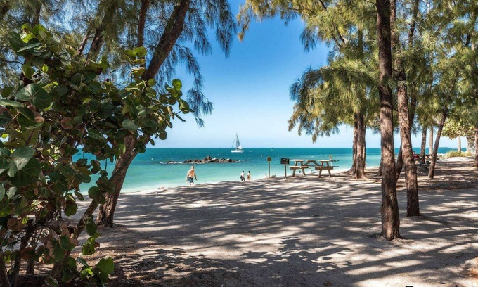 Breezeswept Beach Estates Maison | Barbados Bungalow: Waterfront Paradise, Canal Front, Boat Ramp, Dogs OK, Prime Ramrod Key Corner Lot