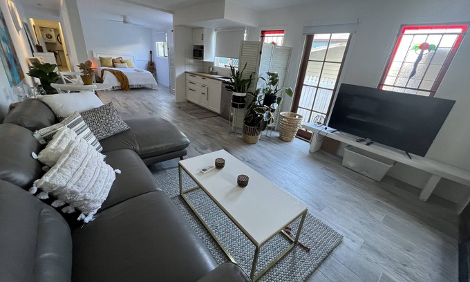 Bardon Appartement | Bardon Beauty Trendy 1 bedroom new furniture close transport ,Suncorp Cafe