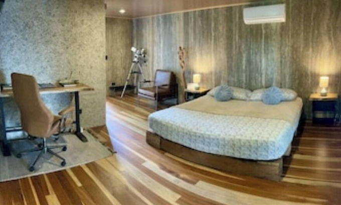 Penjamo Cabine | Bark Cabin on waterfall