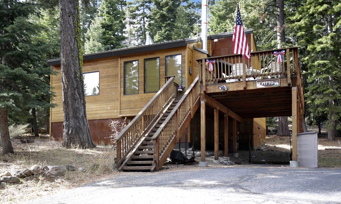 Talmont Cabine | Barking Pine Cabin - private BEACH access, sunny location