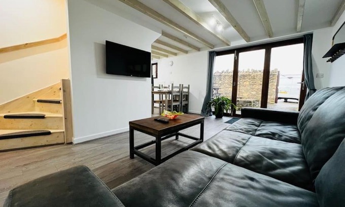 Frome Maison | Barn Cottage, with pre booked use of Indoor Swimming Pool