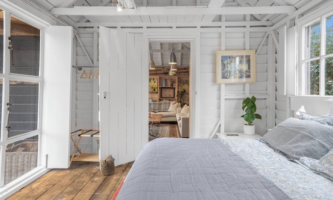 Featherston Maison | Barn Escape by Mountains & Wine