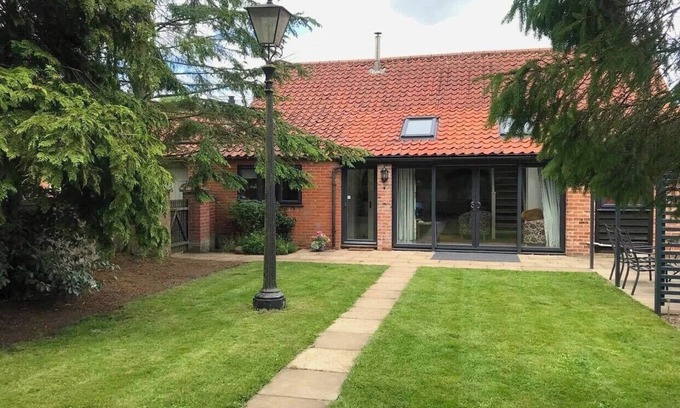 Stratton Strawless Maison | Barn with countryside views in private garden