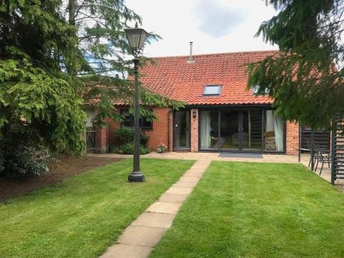 Stratton Strawless Maison | Barn with countryside views in private garden
