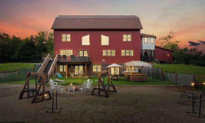Merrimac Maison | Barndo with a Beach! Golf Sim, Slide, HotTub/Sauna, Volleyball, Frolf, Sleeps 24