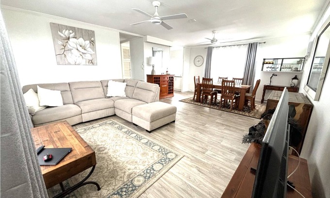 Barney Point Cottage | Fully furnished 2bdr house, walk to beach, shops, pub. 2min to city, great base