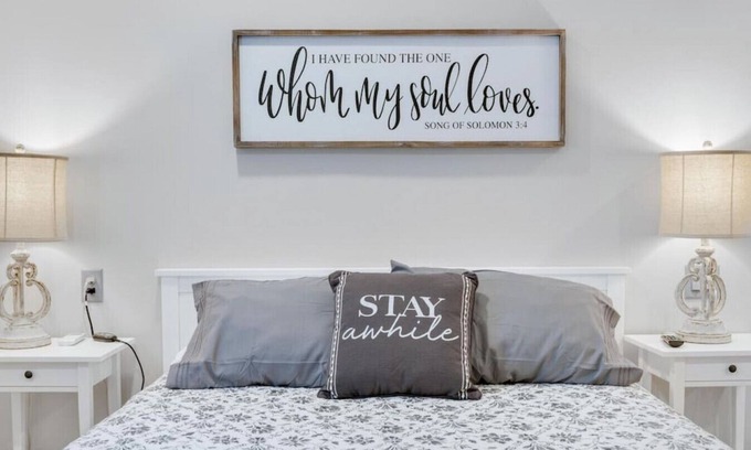 Berlin Appartement | Barnwood Suite · Romantic getaway on Main Street - Barnwood Suite