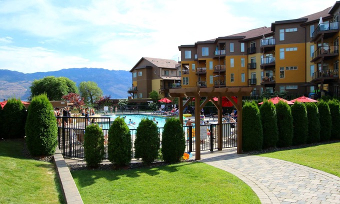 Westbank Copropriété | Barona Beach Luxe Lake Front Condo / W Bateau Slip, West Kelowna,