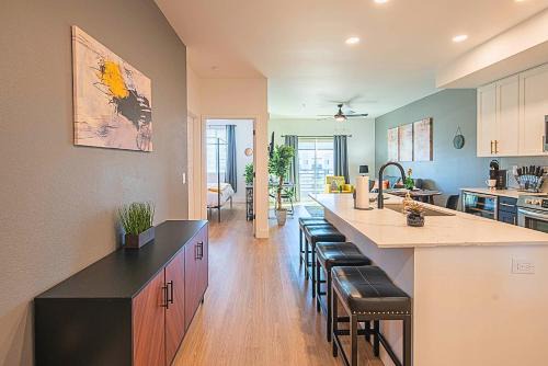 Desert View Village Appartement | Barrett Jackson-Dine-Golf-Swim-King Bed-WFH-Parking - S439