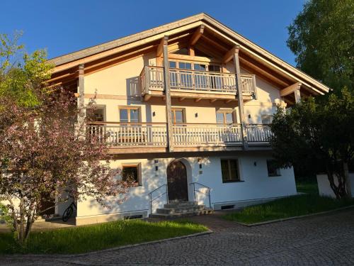 Oberammergau Appartement | Barrierefreie 3-Zi.-Ferienwohnung mit Gartenzugang in ruhiger, zentrumsnaher Lage