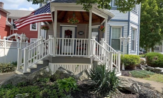 Olean Maison | Barry Street Historical Home - The Entire Home
