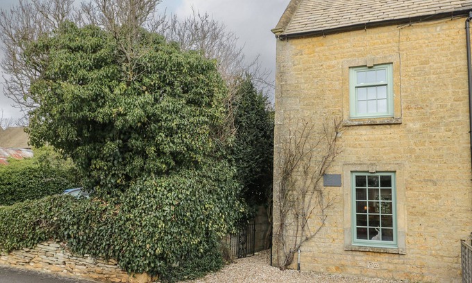 Bourton Cottage | BARTON COTTAGE, pet friendly, with open fire in Bourton-On-The-Water