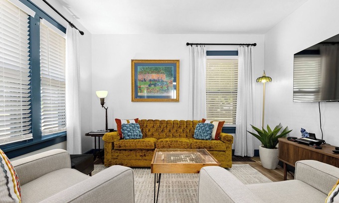 Bartonville Maison | Bartonville 3BR |Peloton + Work Space |5mi Airport