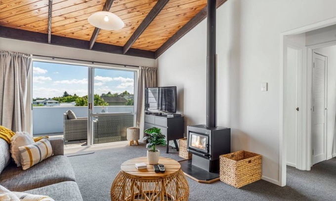 Richmond Heights Maison | Base: 4 Extra: $40 38 Saint James Street