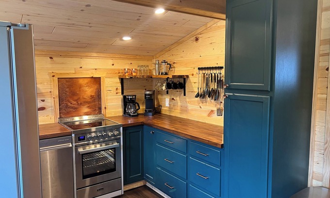 St. Helen Cabine | Base Camp - Cozy 2-bed with ORV trail access. Fully fenced-in and dog-friendly