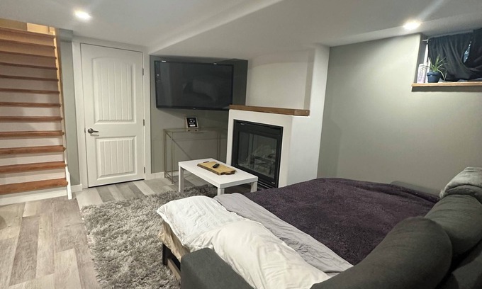 Thunder Bay Appartement | Basement studio sweet .full kitchen, Jacuzzi , gasfire ,Laundry step from dwntwn