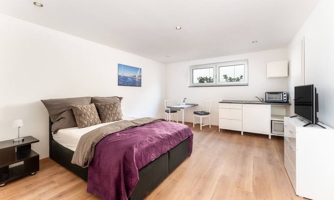 Harleshausen Appartement | Basement studio with king-size waterbed - good connection to the city center