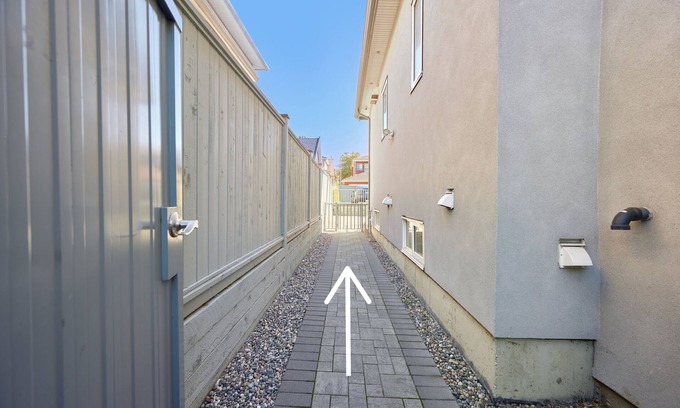 Renfrew-Collingwood Maison | Basement Suite in Vancouver