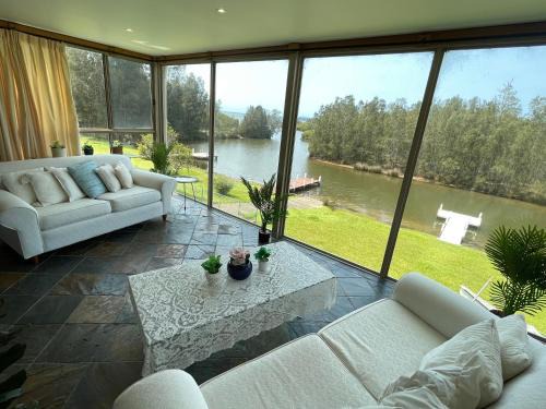 St. Georges Basin Maison | BasinWaterStays Waterfront Jetty - Brm1