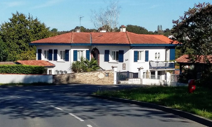 Bassussarry Appartement | Location 8 couchages prés de Biarritz--4 kms. PROMO. jusqu'à 8couchages