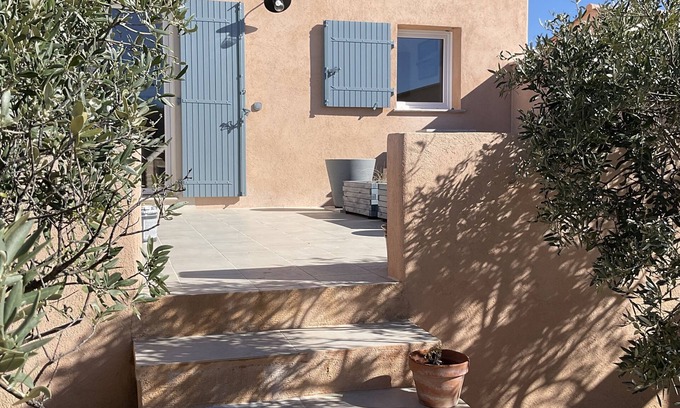 Cabrieres-dʼAigues Maison | Bastidon au cœur du Lubéron, a l’orée du village de Cabrieres d`'aigues .