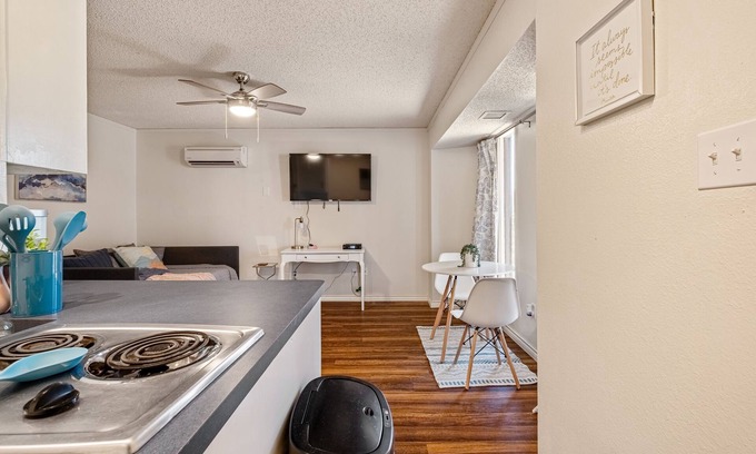 Bastrop Appartement | Bastrop Bungalow Bright Cozy Rental with Strong Wifi