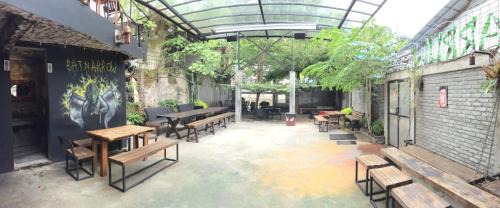 Padang Hôtel | Bat & Arrow