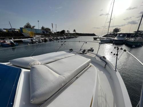 Riviere-Sens Location De Bateaux | Bateau double cabine proche de la plage