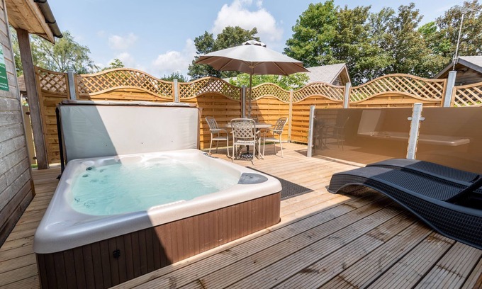 Cheddar Cabine | Bath & West lodge - sleeps 4/5 with private hot tub