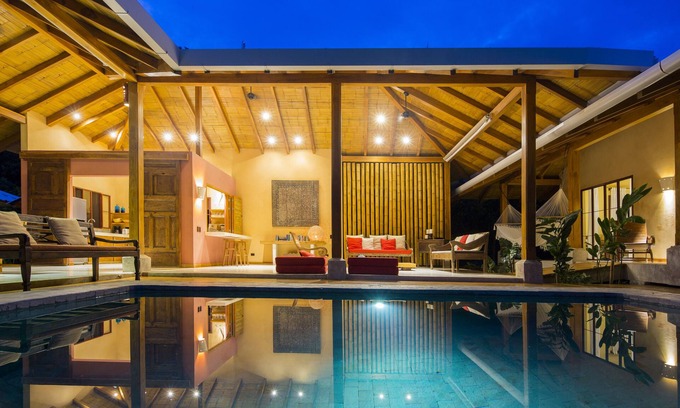 Playa Hermosa Cobano Villa | Batik, un rêve de luxe balinaise Beach Villa