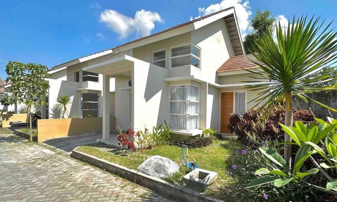 Praya Maison | Batujai House