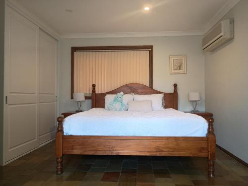 Baulkham Hills Maison | Baulkham Hills Deluxe king room with air-con private bathroom and entrance
