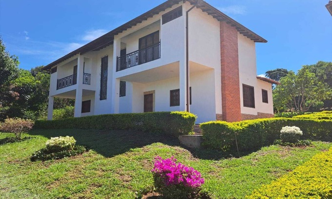 Barichara Maison | Baviera Elite, Ideal Para Familias que Deseen Aprovechar su Amplitud y Paisaje