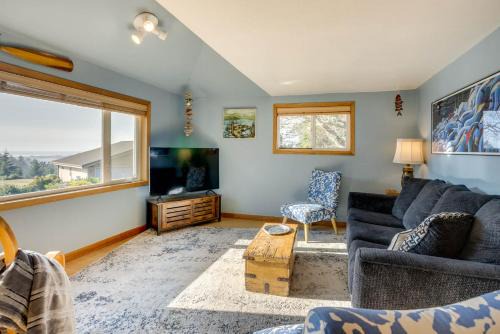 Waldport Maison | Bay and Horizon Views! Dog Friendly! Crabbing and Fishing Close By!
