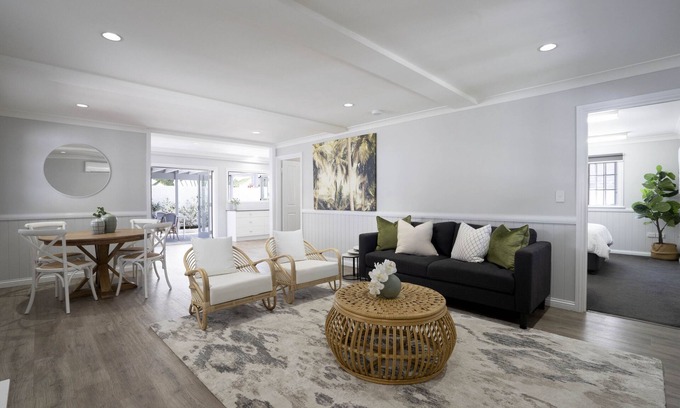 Wynnum Maison | Bay Breeze Manor: Grand 5BR Queenslander Haven