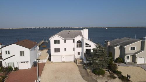 Beach Haven West Maison | Bay Front Home - Watch the sun rise over LBI. Pier for Boat/Swim/SUP/Kayak/Crab