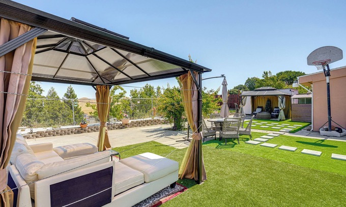 Hercules Maison | Bay & Hill Views: Modern Hercules Home