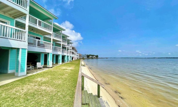 Innerarity Townhomes Maison | Bay Paradise: Paddle Boards, Kayaks, & Waterfront!