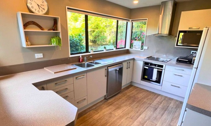Waikawa Bay Maison | Bay View Bach - Waikawa Home Away From Home