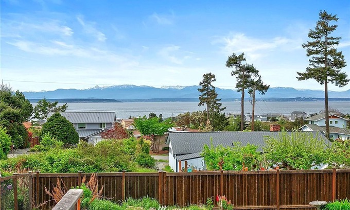 Coupeville Maison | Bay View Gem with Fast WiFi, Deck, Enclosed Yard, & Dogs OK