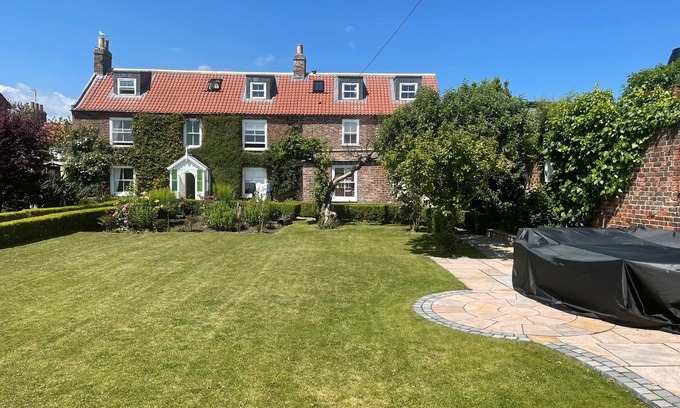 Sewerby Maison | Bay View House, Luxury Coastal Retreat, Sea Views , Hot Tub and Private Parking