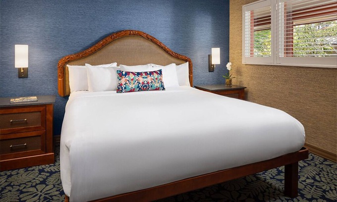 Crown Point Hôtel | Bay View King Suite for Romantic Getaway | Catamaran Stay