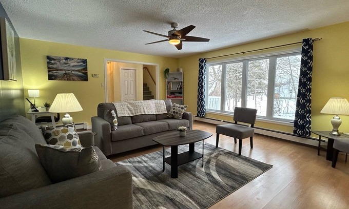 Botwood Maison | Bay View Retreat, quiet and private getaway, easy access to trails