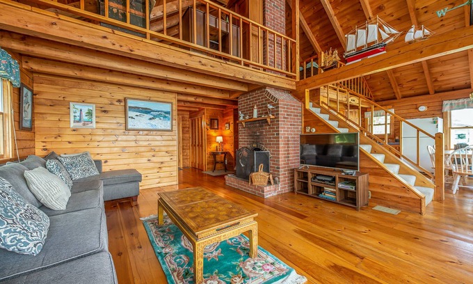 Harpswell Cabine | Bay-View. Waterfront Log cabin on the bay. Pet Friendly.