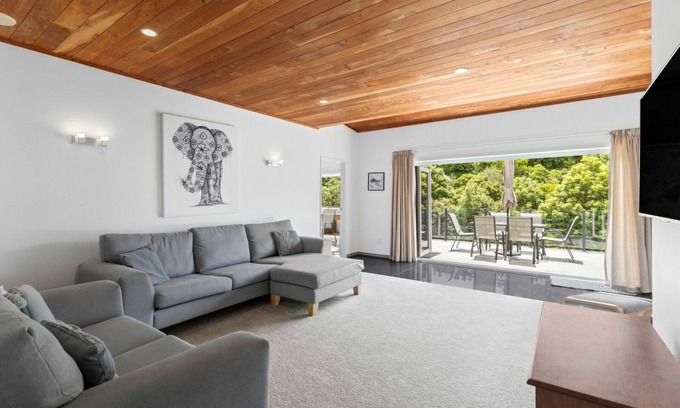 Pohara Maison | Bay Vista Retreat