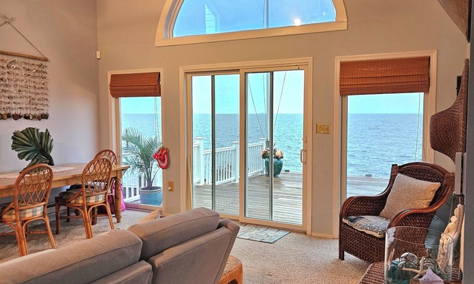 Pebble Beach Maison | Bayfront 3 Bedrooms House with Huge Deck/Private Beach/Beach House Sleeps 6 Ppl