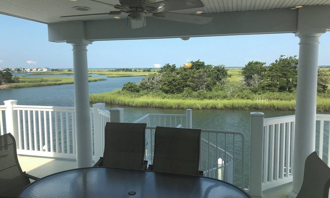 Avalon Maison | Bayfront Beauty - Delightful 6-bedroom house with AC in Avalon