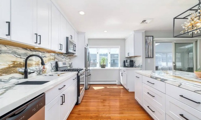 Baldwin Harbor Maison | Bayfront Brand New Reno with Hot Tub, Pool & Beach